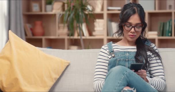 Kamera Lengett Gyönyörű Puha Kanapén Kényelmes Könyvtárban Csinos Szemüveggel Okostelefonnal — Stock videók