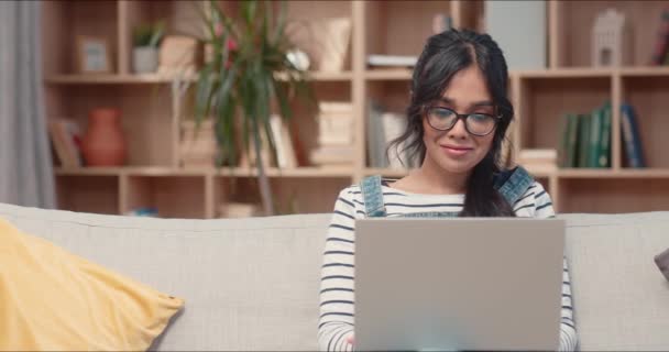 Estudante Jovem Atraente Usando Óculos Sentada Sofá Biblioteca Mulher Bonita — Vídeo de Stock