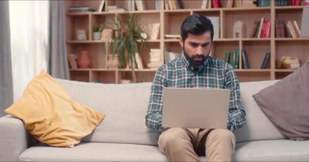 Tampan Pria Sibuk Duduk Kamar Dan Bekerja Pada Laptop Manajer — Stok Video