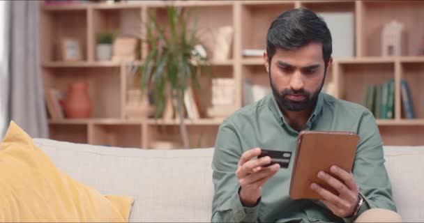Jovem Atraente Sentado Sofá Confortável Tocando Tablet Inventar Focado Bonito — Vídeo de Stock