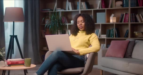 Vacker Afroamerikansk Kvinna Sitter Biblioteket Och Studerar Laptop Snygg Student — Stockvideo