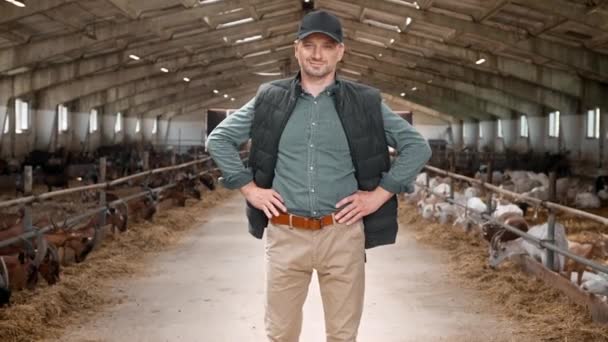Ahırda Duran Çekici Beyaz Çiftçi Şapka Yelek Giyen Olumlu Bir — Stok video