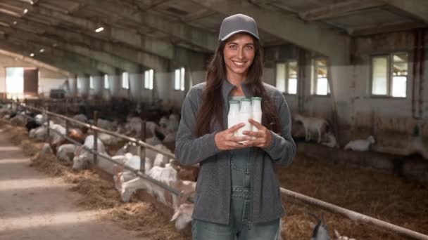 Schöne Kaukasische Frau Hält Flaschen Mit Milch Stall Der Lämmer — Stockvideo