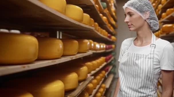 Çekici Beyaz Kadın Peynir Kalitesini Kontrol Ediyor Son Kullanma Tarihini — Stok video