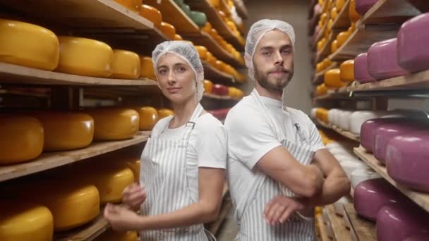 Peynir Çiftliğinde Çalışmaktan Gurur Duyan Iki Beyaz Insan Çekici Işçiler — Stok video