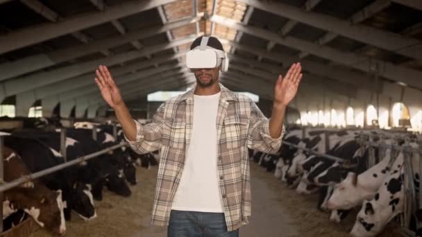 Aantrekkelijke Afro Amerikaanse Man Met Een Virtual Reality Headset Knappe — Stockvideo