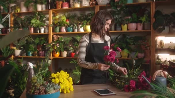 Beautiful Caucasian Florist Making Red Bouquet Busy Woman Sniffing Flowers — Stock Video