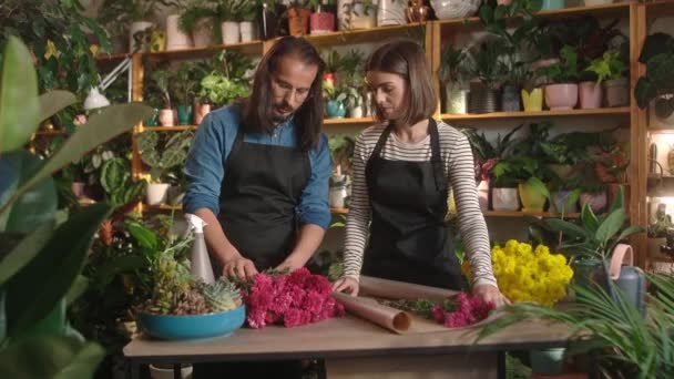 Krásná Kavkazská Žena Květinářství Pomáhá Její Mužský Asistent Tvorby Kytice — Stock video
