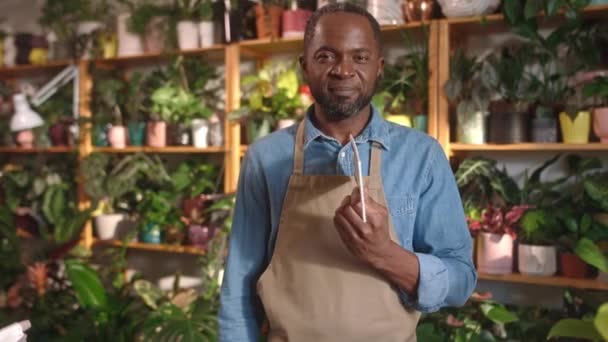 Насуваючись Привабливого Афро Американського Садівника Фартухом Показує Відкриті Знаки Камері — стокове відео