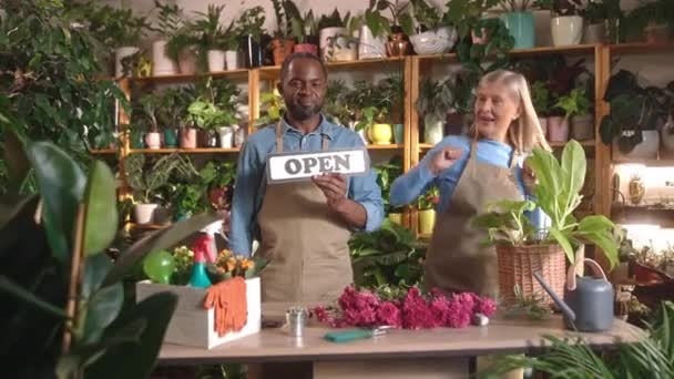 Многонациональная Команда Стоит Столом Находятся Садовые Инструменты Цветы Позитивный Мужчина — стоковое видео