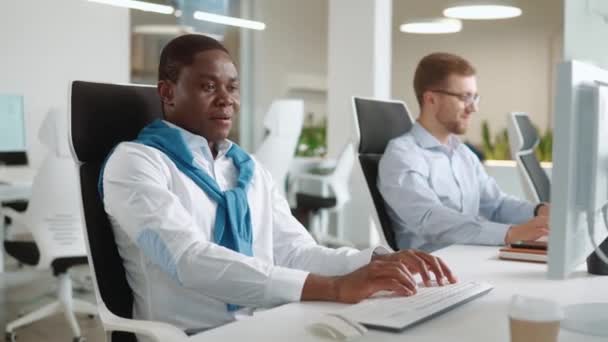 Two Attractive Multiethnic Traders Working Office Busy Men Sitting Front — Stock Video