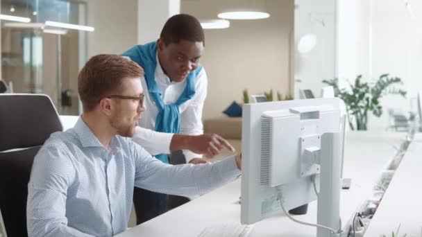 Hezkí Multietničtí Pracovníci Kteří Dívají Finanční Grafiku Počítači Kanceláři Afroameričan — Stock video