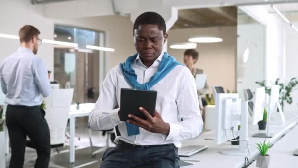 Bonito Comerciante Afro Americano Sentado Mesa Escritório Homem Trabalhador Usando — Vídeo de Stock