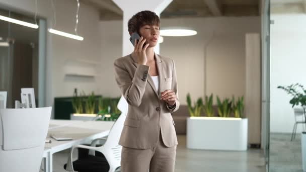 Hardwerkende Blanke Vrouw Financieel Adviseur Afstand Spreken Met Klant Telefoon — Stockvideo
