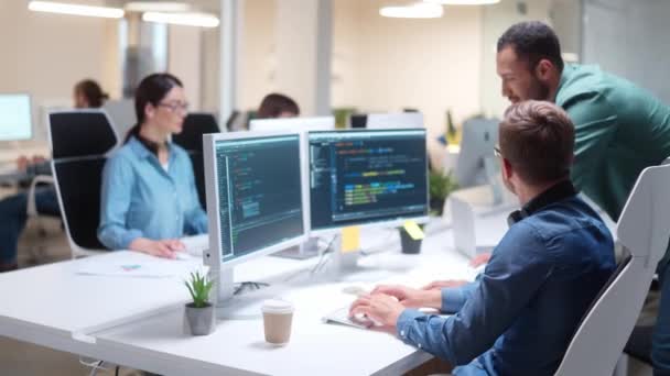 Programadores Mixtos Hablando Proyectos Negocios Oficina Hombre Trabajador Sentado Silla — Vídeo de stock