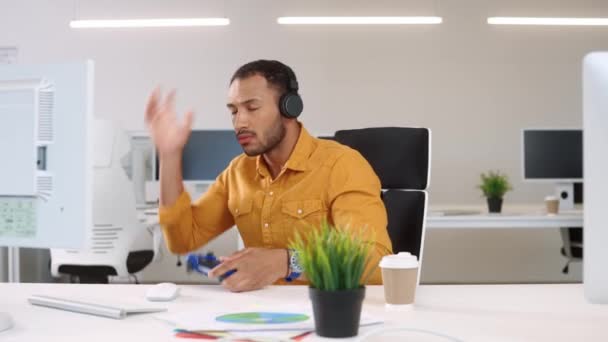 Yerinde Joystick Oynayan Yakışıklı Bir Afrikalı Amerikalı Işçi Kulaklık Takan — Stok video