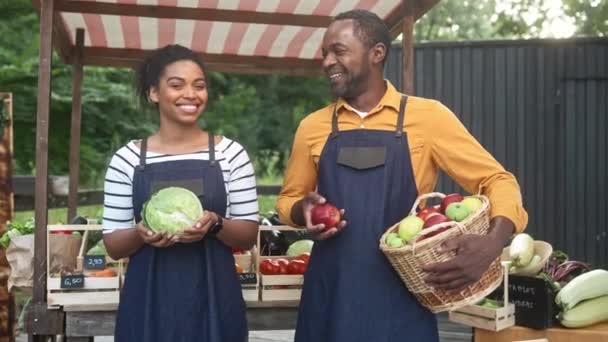 Afro Amerikalı Siyah Önlüklü Yiyecek Pazarının Önünde Duran Mutlu Çift — Stok video