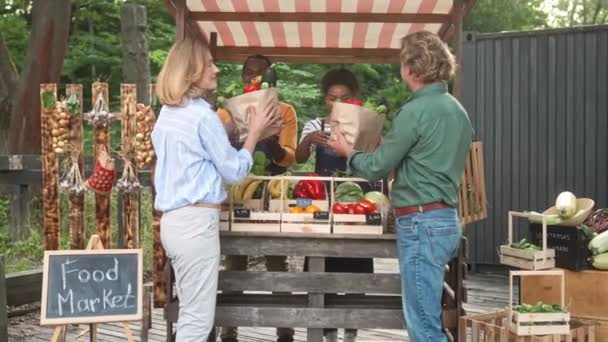 Dobrze Wyglądająca Rodzina Kupująca Naturalne Produkty Rynku Spożywczym Zajęci Mieszanymi — Wideo stockowe