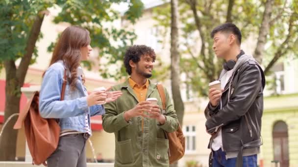 Vreugdevolle Jonge Multiraciale Vrienden Die Buiten Staan Kletsen Koffie Drinken — Stockvideo