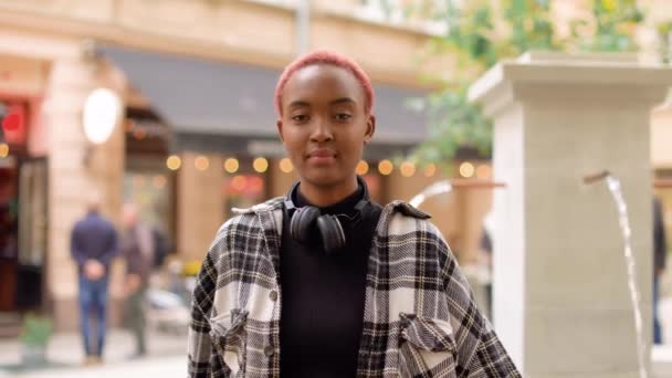 Primer Plano Joven Alegre Mujer Afroamericana Con Auriculares Pie Cerca — Vídeos de Stock