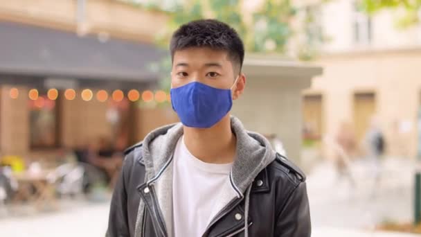 Primer Plano Los Jóvenes Asiáticos Feliz Hombre Máscara Cara Azul — Vídeos de Stock