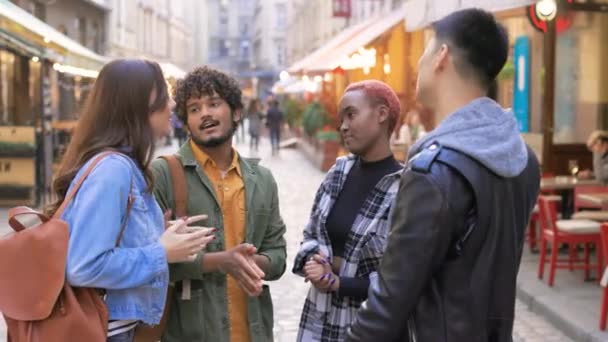 Acercamiento Jóvenes Hombres Mujeres Multiétnicos Que Hablan Sonríen Juntos Pie — Vídeos de Stock