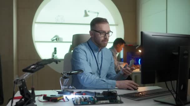 Tvrdě Pracující Bělošský Vývojář Vytváří Robotické Ruce Laboratoři Vousatý Muž — Stock video