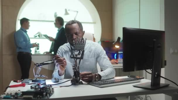 Créateur Afro Américain Vissage Serrage Main Robotique Dans Laboratoire Moderne — Video