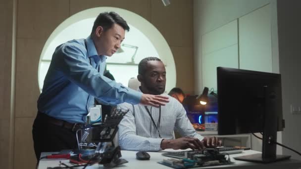 Dos Desarrolladores Multiétnicos Que Trabajan Juntos Proyecto Empresarial Ingeniero Asiático — Vídeos de Stock