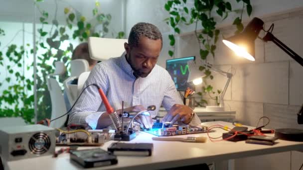 Meşgul Afrikalı Amerikalı Geliştirici Elektronik Cihaz Mühendisliği Teknik Ekipmanların Yerleştirildiği — Stok video