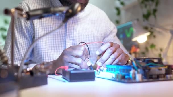 Ingeniero Afroamericano Ocupado Desarrollando Invención Tecnológica Laboratorio Trabajando Proyecto Científico — Vídeo de stock