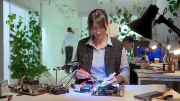 Hårt Arbetande Vit Kvinnlig Ingenjör Löda Microchip Till Krets Skapar — Stockvideo