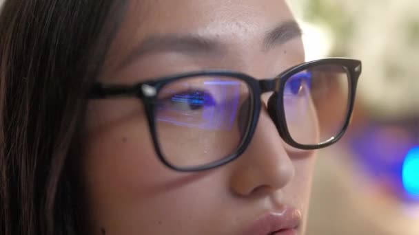 Close Programadora Feminina Asiática Olhando Para Tela Computador Monitor Luz — Vídeo de Stock