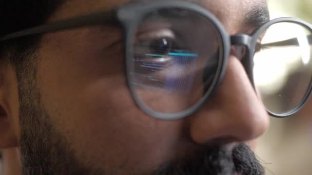 Close Programador Multiétnico Barbudo Com Olhos Castanhos Olhando Para Monitor — Vídeo de Stock