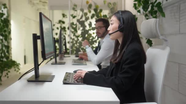 Pekerja Keras Operator Ras Campuran Dengan Headset Konsultan Pelanggan Kantor — Stok Video