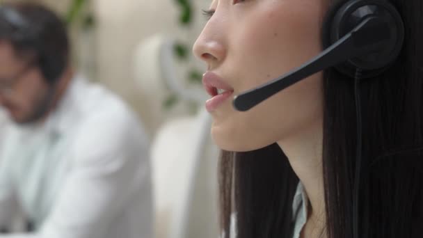 헤드셋 컨설팅을 아시아 클로즈업 사무실에서 고객을 지지하고 있습니다 속에서 동료들을 — 비디오