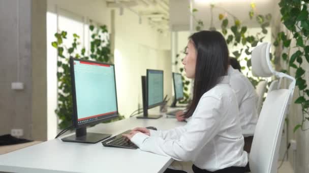 Gerente Asiática Trabalhadora Trabalhando Computador Digitando Texto Teclado Lado Mulher — Vídeo de Stock