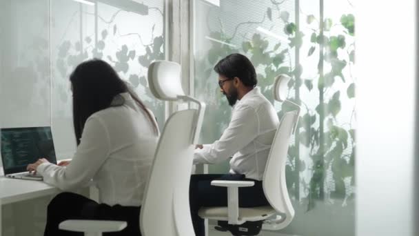 两个忙碌的经理穿着白衬衫坐在笔记本电脑前 努力工作的人在键盘上输入或编程代码 大数据在网络安全中心工作公司治理 — 图库视频影像