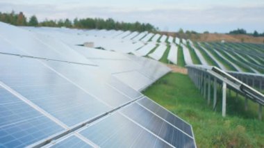Fotovoltaik üretimin hava görüntüsü, güneş enerjisinin yeni enerjisi, insansız hava aracı video çekimi. Alternatif kaynaklara göre ilerici gelişimin geleceği. Yeşil elektrik kavramı.