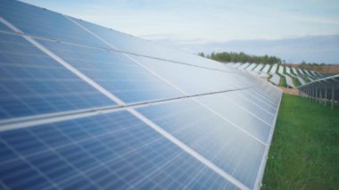 Fotovoltaik üretimin hava görüntüsü, güneş enerjisinin yeni enerjisi, insansız hava aracı video çekimi. Alternatif kaynaklara göre ilerici gelişimin geleceği. Yeşil elektrik kavramı.