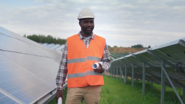 Portret Van Industrieel Werker Zonnepaneel Achtergrond Buiten Afro Amerikaanse Werknemer — Stockvideo