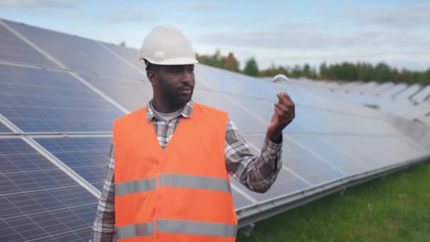 Concept Van Groene Elektriciteit Portret Van Afro Amerikaanse Werknemer Die — Stockvideo