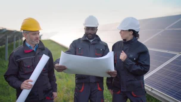 Drei Multikulturelle Arbeiter Gehen Auf Solarpaneelen Nach Draußen Mitarbeiter Speziellen — Stockvideo