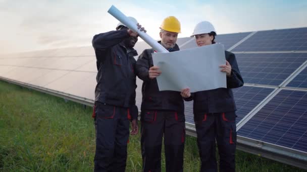 Мультикультурная Команда Инженеров Электриков Провела Обсуждение Открытом Фоне Солнечных Панелей — стоковое видео