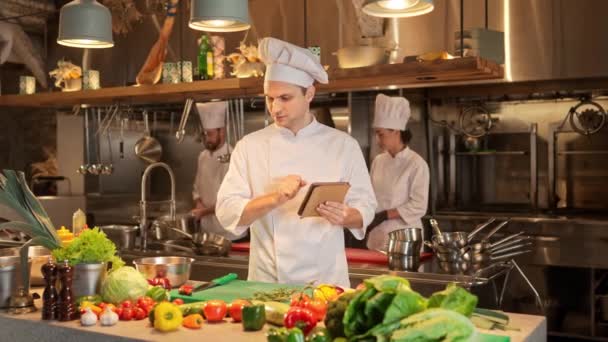 Portrét Kuchaře Držícího Gadget Připravující Vařit Lahodné Pokrmy Šéfkuchař Hledá — Stock video
