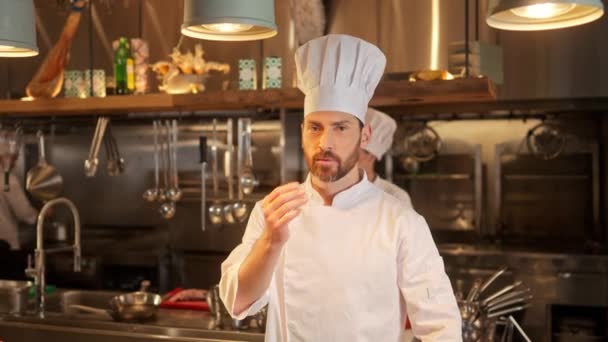 Retrato Homem Barbudo Cozinheiro Uniforme Branco Especial Chapéu Dando Chefs — Vídeo de Stock