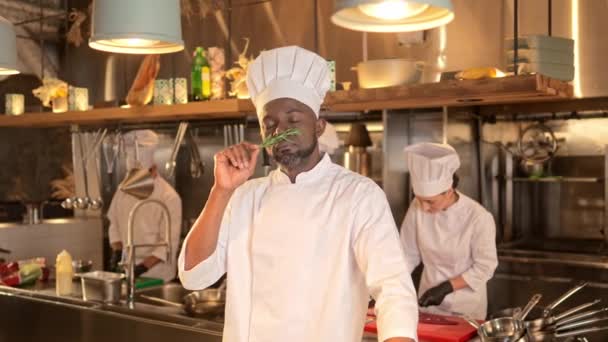 Cozinheiro Masculino Afro Americano Fica Cozinha Seleciona Ingredientes Para Preparação — Vídeo de Stock