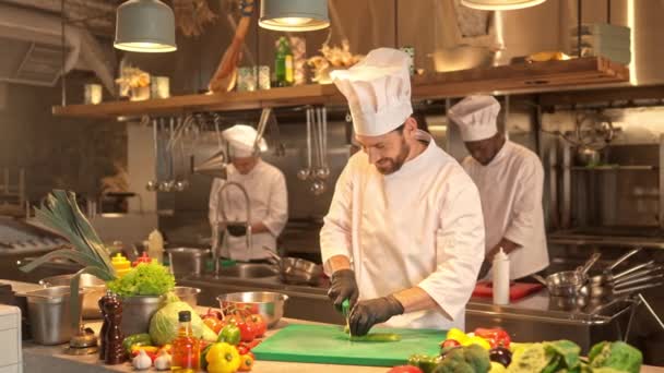 Usmívající Kuchař Uniformě Drtí Zelenou Čerstvou Okurku Předpearingový Salát Ostrým — Stock video
