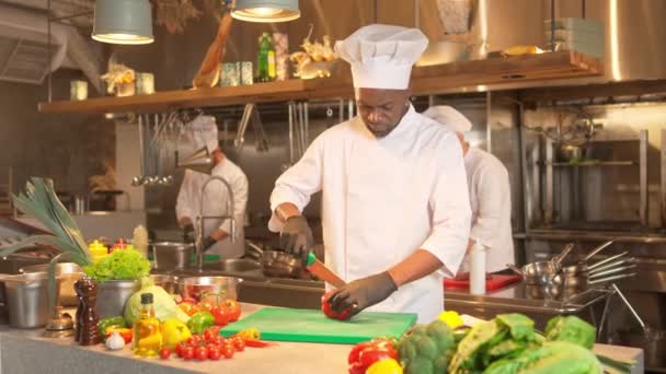 Cozinheiro Afro Americano Uniforme Desfiar Vegetais Frescos Verdes Para Prepearing — Vídeo de Stock