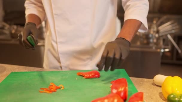 Afro Américain Cuisinier Professionnel Uniforme Déchiquetage Poivron Rouge Frais Pour — Video